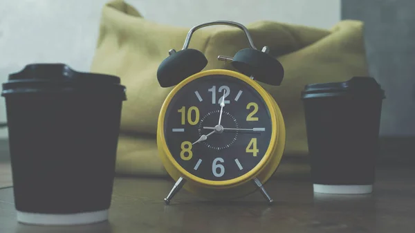 Cappuccino Plastikgläsern Mit Retro Uhr Stundenzeiger Uhr Nahaufnahme Duftender Kaffee — Stockfoto