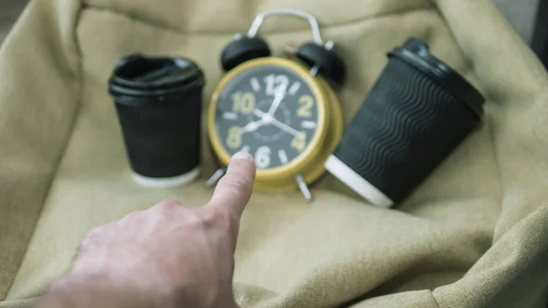 Peka Med Ett Finger Klocka Tid Plast Kaffekoppar Suddig Bakgrund — Stockfoto