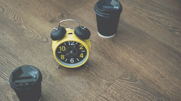 Retro Klocka Med Cappuccino Plastglas Svart Kaffe Klockan Händer Ovanifrån — Stockfoto