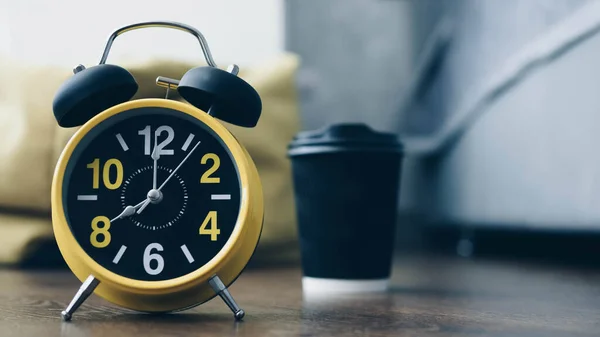 Schöne Retro Uhr Mit Kaffee Hintergrund Ein Plastikglas Cappuccino Ammerecano — Stockfoto