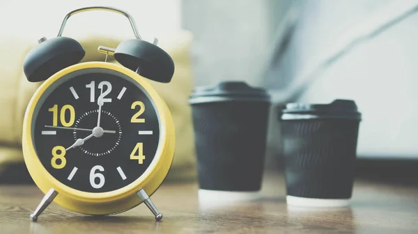 Relógio Retro Com Despertador Apartamento Fundo Cappuccino Café Preto Aromático — Fotografia de Stock