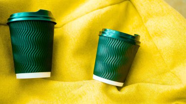 Plastik bardakta kapuçino, sarı bir poşet, aromatik kahve, kafeinli bir içecek, espresso, yakın çekim, üst görüş..