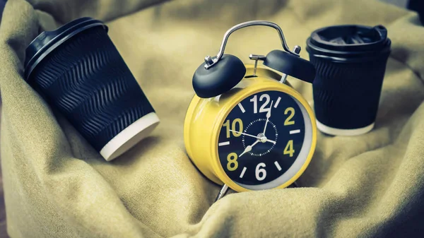 Schöne Retro Uhr Pfeile Uhr Cappuccino Glas Schwarzer Kaffee Plastikglas — Stockfoto