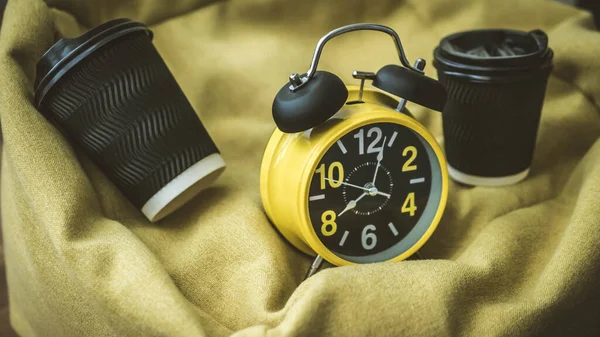 Kaffee Plastikbecher Mit Retro Uhr Und Wecker Nahaufnahme — Stockfoto