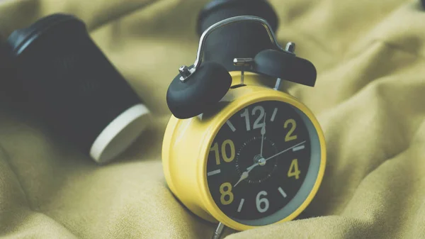 Retro Uhr Mit Wecker Und Cappuccino Auf Verschwommenem Hintergrund Schwarzer — Stockfoto