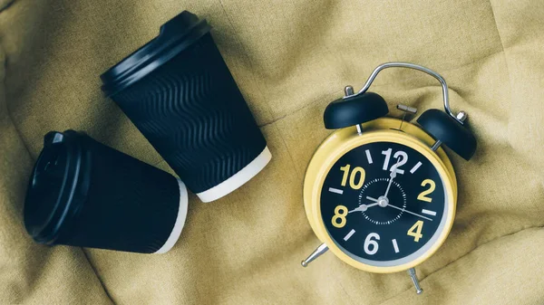 Retro Clock Alarm Clock Cappuccino Black Coffee Americano Drink Concept — стоковое фото