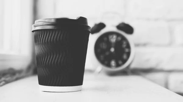 Schwarzer Kaffee Einem Plastikglas Hintergrund Eine Verschwommene Retro Uhr Mit — Stockfoto