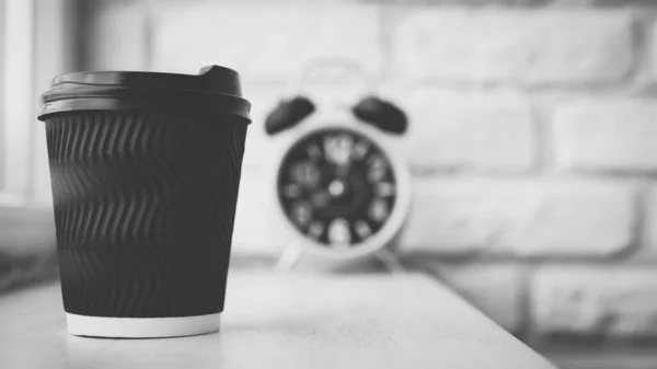 Nahaufnahme Von Cappuccino Glas Vor Weißem Backsteinhintergrund Hintergrund Schöne Gelbe — Stockfoto