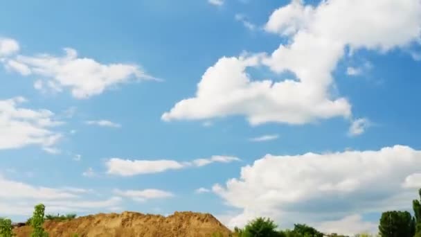 空を横切って走る美しい雲 空の時間の経過 白いふわふわの雲の撮影 夏の空 空に対する山 — ストック動画