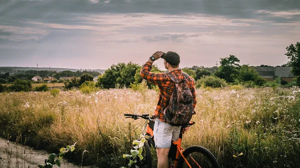 Jovem Uma Bicicleta Natureza Campo Olha Para Distância Cara Esportes — Fotografia de Stock