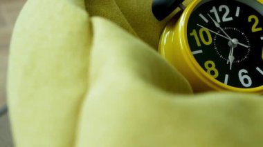 Alarmlı saat, okun üzerinde sabah 7 'yi gösteriyor.