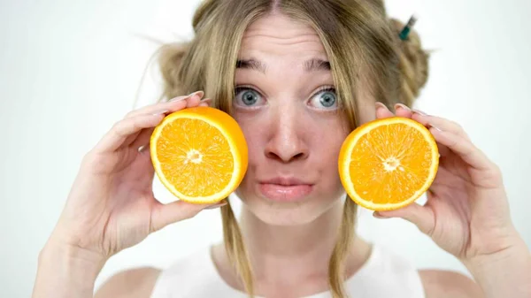 Linda Chica Sosteniendo Naranjas Sus Manos Cara Emocional Mujer Con — Foto de Stock