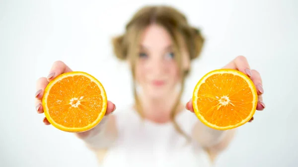 Naranjas Frescas Las Manos Una Niña Sobre Fondo Blanco Primer — Foto de Stock