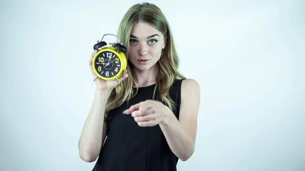 Ein Junges Mädchen Zeigt Mit Dem Zeigefinger Eine Retro Uhr — Stockfoto