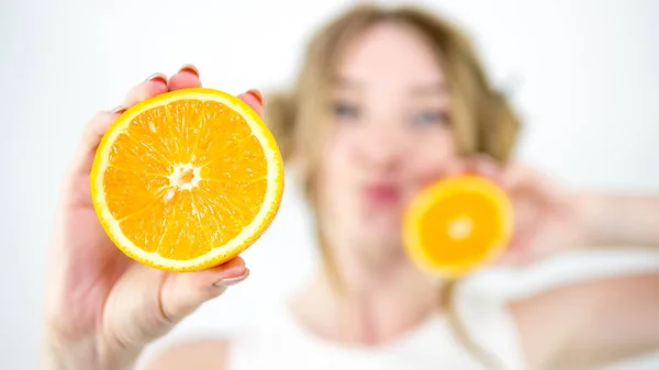 Primer Plano Una Naranja Las Manos Una Niña Sobre Fondo — Foto de Stock