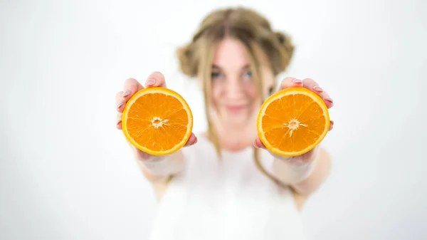 Hermosa Chica Con Frutas Las Manos Sobre Fondo Blanco Demostración — Foto de Stock