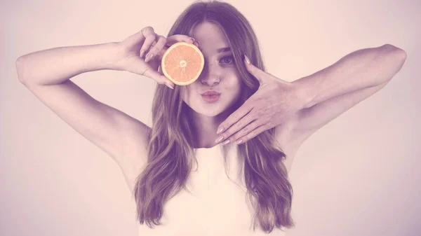 Chica Joven Con Una Naranja Fresca Mano Una Imagen Colorida — Foto de Stock