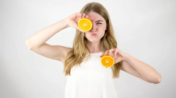 Retrato Uma Menina Com Uma Laranja Nas Mãos Expressão Facial — Fotografia de Stock