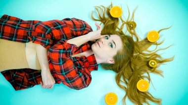 Kırmızı erkek gömleği giyen güzel bir kız, meyveli genç ve tatlı bir kız, üst manzara..