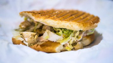 İştah açıcı hamburger, çizburger, tavuk ve sebzeli fast food, yakın plan fast food.