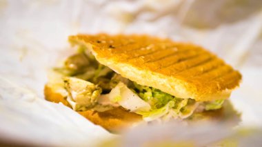 İştah açıcı hamburger, fast food, sebzeli çörek ve tavuk, sulu çizburger.