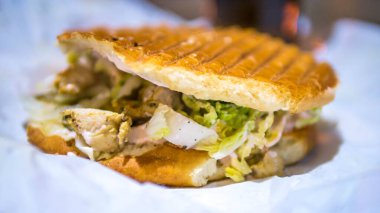 Tavuklu ve otlu hamburger, lezzetli ve iştah açıcı fast food, sebzeli çörek.