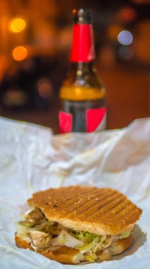 Barın üstünde hamburger olan bir şişe bira, fenerlerden gelen gece parıltısı, tavuklu bir kâhin, sebzeli bir keski, iştah açıcı bir fast food..