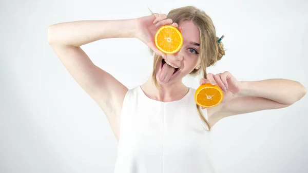 Молода Красива Дівчина Посмішкою Тримає Апельсини Руках Білому Тлі Крупним — стокове фото