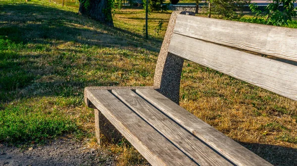 Park Pad Zöld Füvön Közelről Ülés Pihenéshez Nyilvános Helyen — Stock Fotó