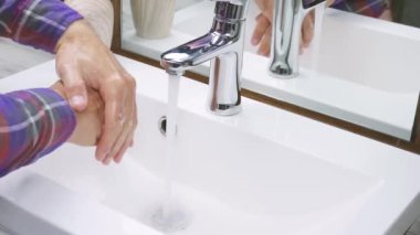 Ellerindeki kiri temizle, ellerini sabunla yıka, vücudun temizliğini hallet, virüse karşı koru.