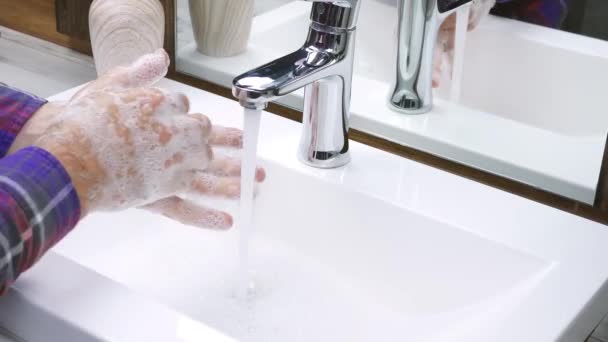 Mycie Rąk Pod Kranem Wodą Zbliżenie Mężczyzna Zmywa Brud Rąk — Wideo stockowe