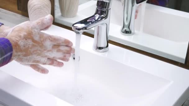 Schmutz Von Den Händen Abwaschen Hände Mit Seife Unter Dem — Stockvideo