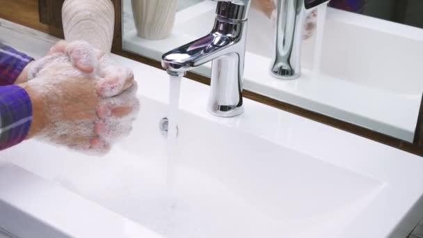 Uomo Lava Mani Con Sapone Sotto Rubinetto Con Acqua Pulisce — Video Stock