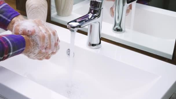 Bir Adam Ellerini Musluğun Altında Suyla Sabunla Yıkar Ellerindeki Kiri — Stok video