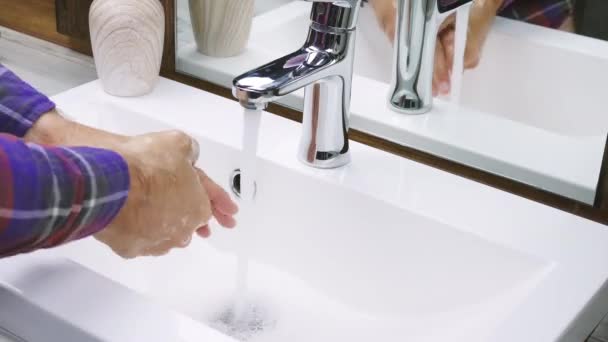水道水で石鹸で手を洗うコロナウイルスの予防 汚れを洗い流す 体の清潔 クローズアップ — ストック動画