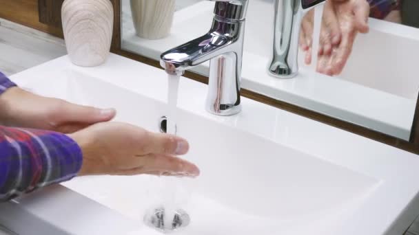 Tvätta Händerna Kran Med Vatten Tvätta Bort Smuts Närbild Skydd — Stockvideo