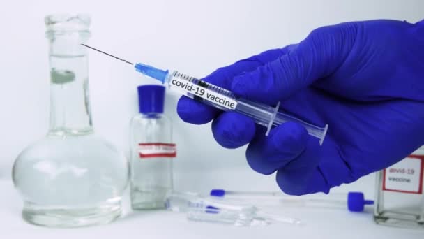 Jeringa Vacuna Con Inscripción Coronavirus Vacunación Mantenga Medicamento Mano Demostración — Vídeos de Stock
