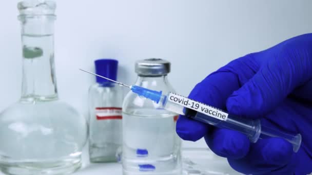 Spritze Mit Impfstoff Gegen Ncov Viruserkrankung Heilung Für Coronavirus Infektion — Stockvideo