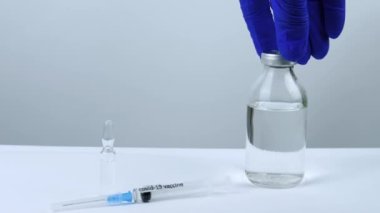 Covid-19 aşı sunumu, pandemik ilaç testi, Coronavirus enfeksiyonuna karşı aşı ile ilgili bir şırınga, ilaç kavanozu, yakın çekim.