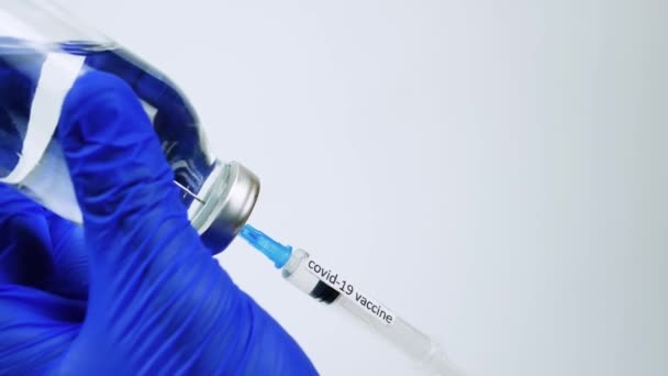 コロナウイルス用注射器に薬を入れる 医学のCovid 19ワクチン接種瓶 コンブ治療のための ワクチン検査 クローズアップ — ストック動画