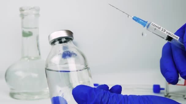 Man Kräver Ett Vaccin Med Pekfingret Burk Med Covid Läkemedel — Stockvideo