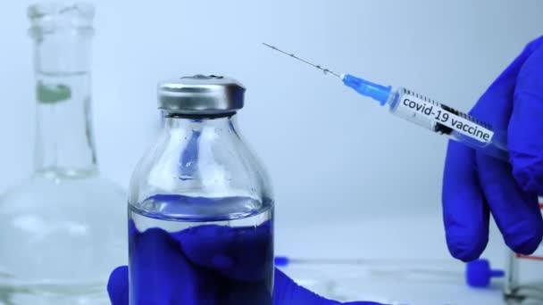 Wykazanie Się Testową Szczepionką Przeciwko Zakażeniu Koronawirusem Lekarz Trzyma Strzykawkę — Wideo stockowe