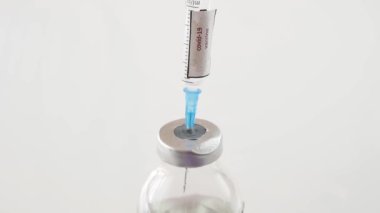 Coronavirus aşısı, bir kutu aşıyla şırınga, yakın plan, virüs için tedavi. COVID-19 aşısı..