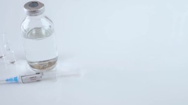 Covid-19 aşılı şırınga, viral salgın için bir ilaç seti, koronavirüs enfeksiyonuna karşı bir test aşısı, yakın plan, kaydırak kamera