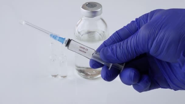 Spruta Med Ett Vaccin Mot Koronavirusinfektion Händerna Läkare Ett Testvaccin — Stockvideo