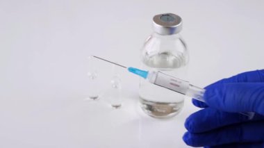 Bir tıp çalışanı kovid 19 aşısını gösteriyor. Virüs için ilaç içeren bir şırınga. Yakın plan. Bir doktor elinde koronavirüs aşısıyla bir şırınga tutuyor.