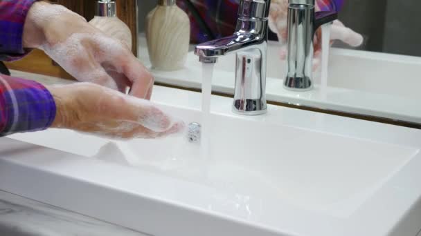 水道水で手を洗う 人は徹底的に手から汚れを洗い流します 体の衛生 体の衛生を介してウイルスの拡散を防ぎます Covid 19からの消毒 — ストック動画