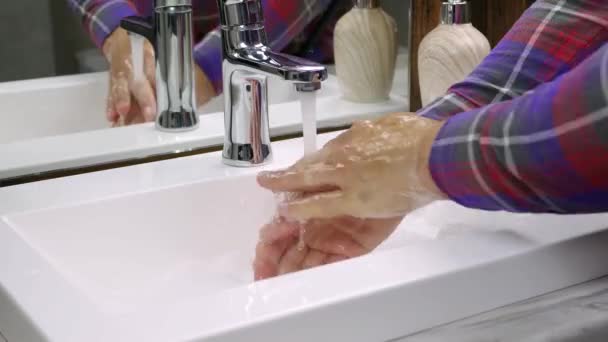 手を石鹸で洗い ウイルスに感染しないように 細菌やウイルス病から手を保護し 石鹸で徹底的に洗い 手から汚れを洗い流す — ストック動画