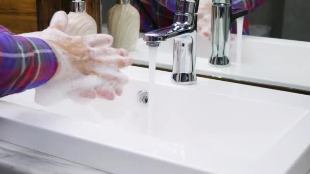 Ένας Άνθρωπος Πλένει Χέρια Του Σαπούνι Και Ξεπλένει Βρώμικα Βακτήρια — Αρχείο Βίντεο