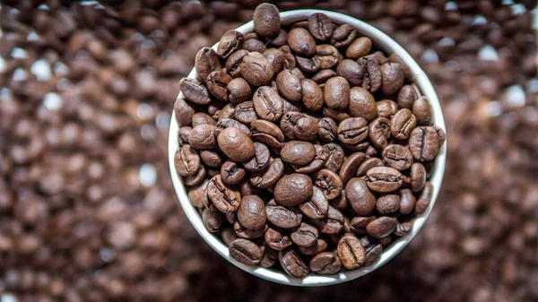 Kávébab Közelről Aromás Pörkölt Kávébab Műanyag Pohárban Felülnézetből — Stock Fotó